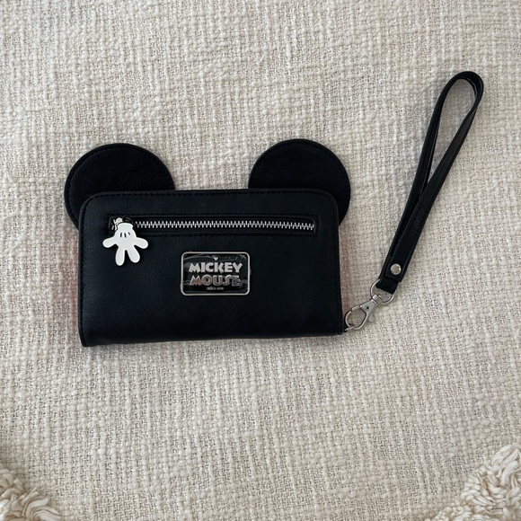 ADORABLE NWOT DISNEY MICKEY WALLET PHONE CASE WRISTLET - Picture 2 of 7